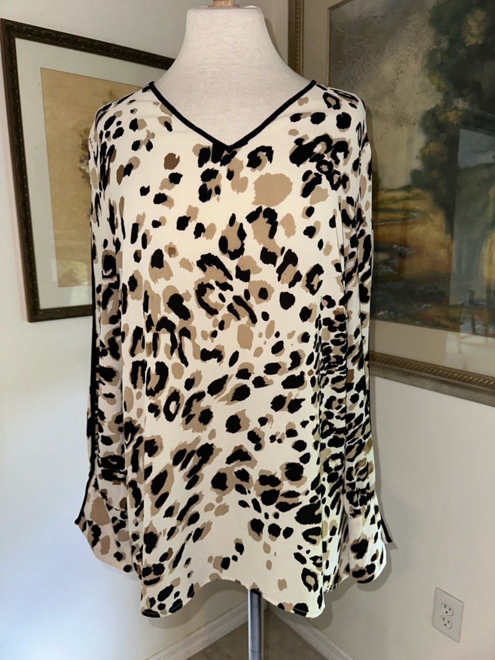 Chico’s Leopard Print V-Neck Tunic in Beige and Black w/ Black Trim Size 1 = Med